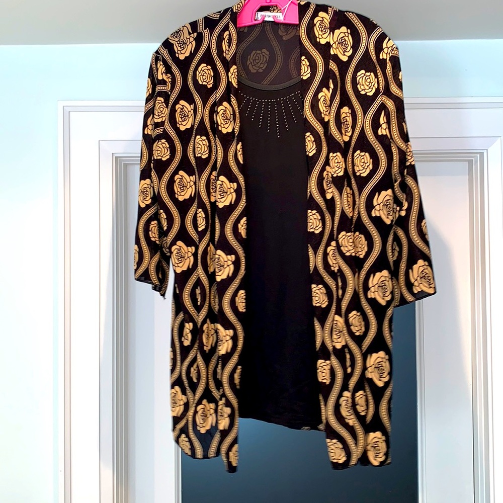 NWT Periwinkle black and gold floral faux layered 1/2 sleeve top